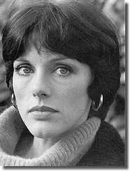 Anny Duperey mit Kragenpulli